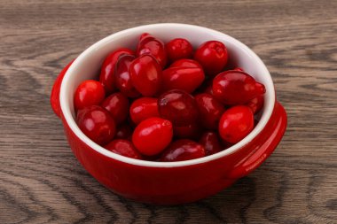 Tatlı ve olgun Cornel veya köpek ağacı meyvesi