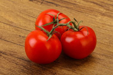 Kırmızı parlak olgun ve tatlı domates dalı