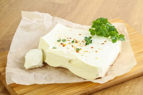 Griechischer Feta Käse Über Bord Serviert Kräuter — Stockfoto