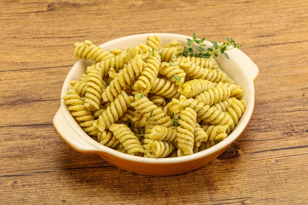 Włoski Makaron Fusilli Sosem Pesto — Zdjęcie stockowe