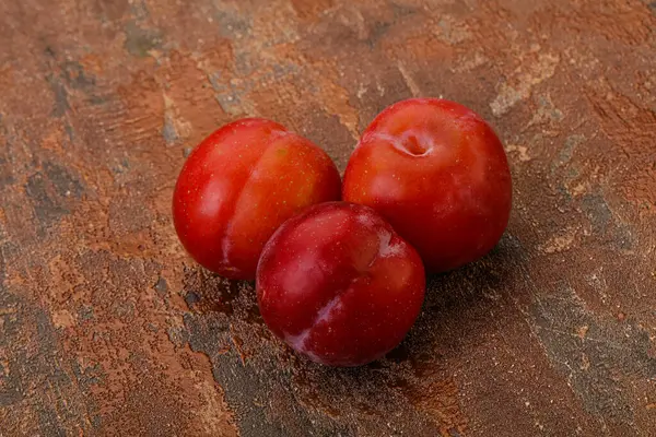 熟した甘いおいしい赤い梅のヒープ — ストック写真