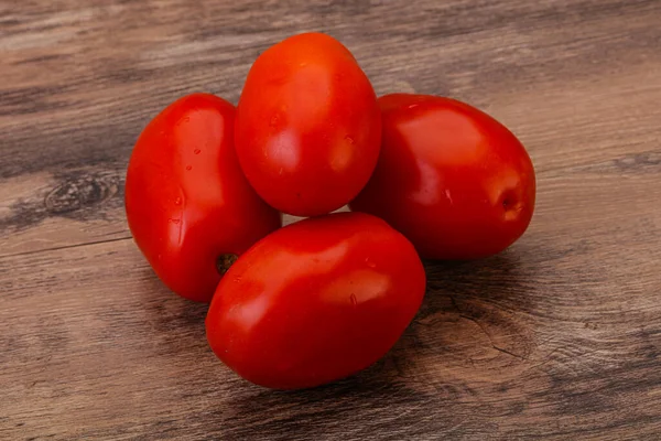 Niewiele Czerwonych Jaskrawo Smacznych Pomidorów — Zdjęcie stockowe