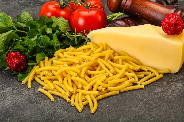 Italiaanse Pasta Rauwe Maccheroni Voor Het Koken Geserveerd Groenten — Stockfoto