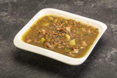 Geleneksel tavuk ve sebzeli mercimek çorbası.