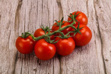 Taze olgun domates dalıyla izole edilmiş.