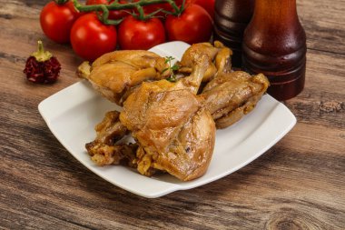 Tatlı ve baharatlı soslu tavşan yahnisi.