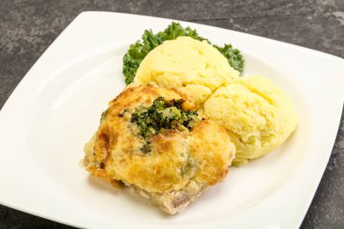 Patates püresi ve peynirli kızarmış pangasius fileto.