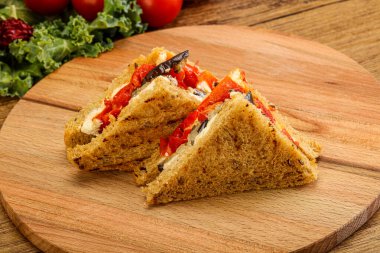 Patlıcanlı ve peynirli vejetaryen sandviçi.