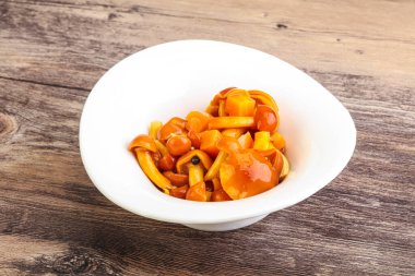 Baharatlı salamura bal mantarı kasede.