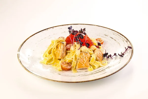 Italiaanse Pasta Met Zalm Rode Kaviaar — Stockfoto