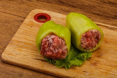 Çiğ dolma yeşil dolma biber ve et.