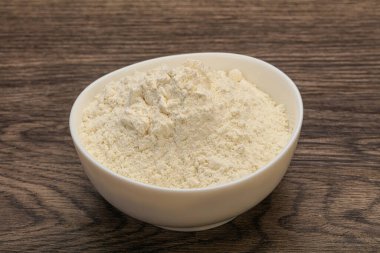 Buğday unu kasede yemek pişirmek için.