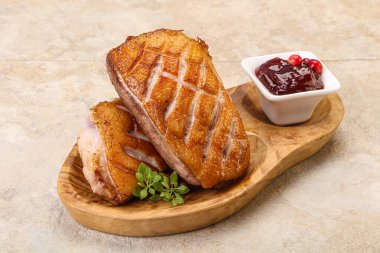 Kızarmış ördek göğsü ve çilek sosu. 