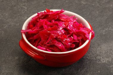 Kasede pancar kökü olan marine edilmiş kırmızı lahana.