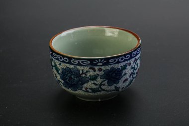 Çay için boş Çin bardağını temizle.