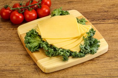 Dilimlenmiş Gauda peyniri.