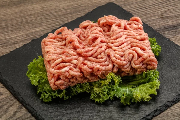 Pişirmek için çiğ domuz kıyması.