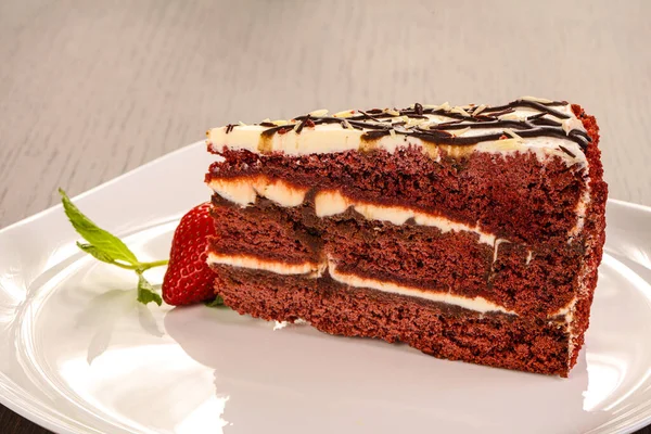 Kuchen Roter Samt Serviert Erdbeere Und Minzblätter — Stockfoto
