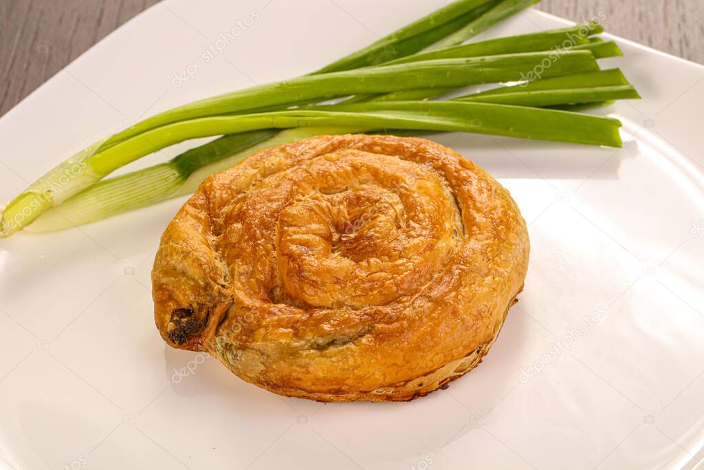 Paff pastry snail with meat served onion
