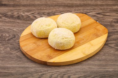 Çiğ patates ezmesi - doldurulmuş patates pirzolası - pişirmek için.