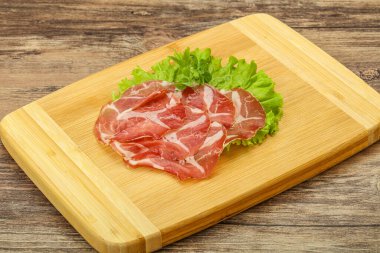 Lezzetli tütsülenmiş domuz budu.