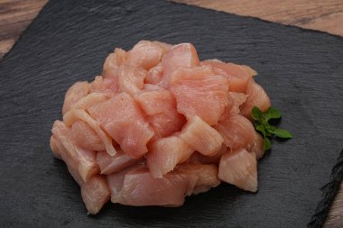 Pişirmek için çiğ tavuk göğsü.