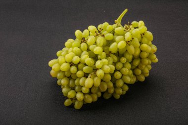 Arka planda tatlı yeşil üzüm dalı