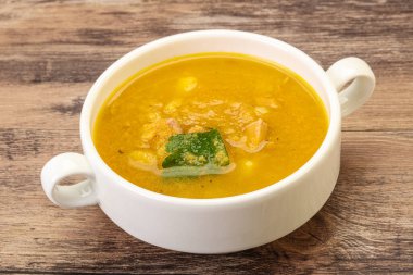 Füme et ve sebzeli bezelye çorbası.