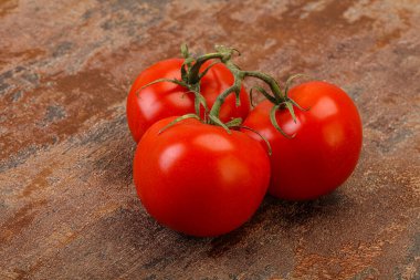 Kırmızı parlak olgun ve tatlı domates dalı