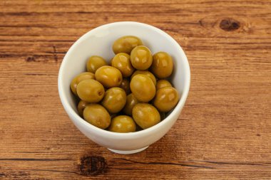 Kavanozda yeşil zeytin turşusu