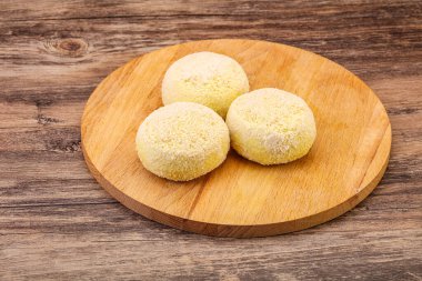 Çiğ patates ezmesi - doldurulmuş patates pirzolası - pişirmek için.