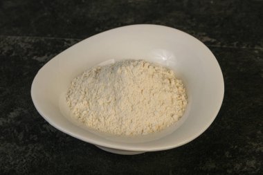 Buğday unu kasede yemek pişirmek için.