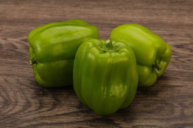 Yeşil tatlı dolmalık biber yığını 