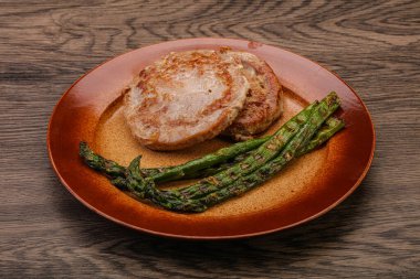 Ton balıklı ızgara biftek ve yeşil kuşkonmaz.