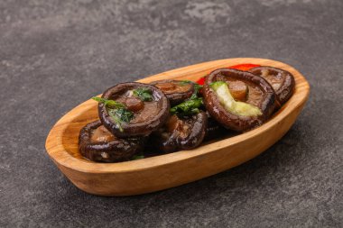 Baharatlı ve otlu terbiye edilmiş Shiitake mantarı.