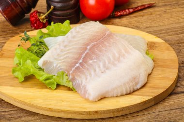 Pişirmek için çiğ pangasius fileto balığı.