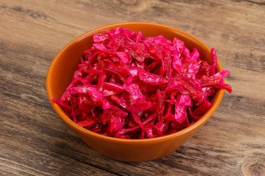 Kasede pancar kökü olan marine edilmiş kırmızı lahana.