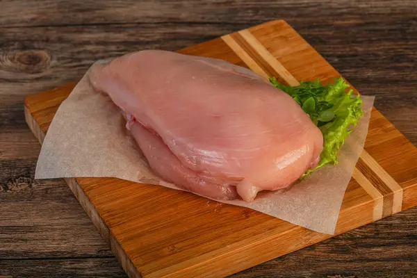 生の鶏の胸肉の上に調理 — ストック写真