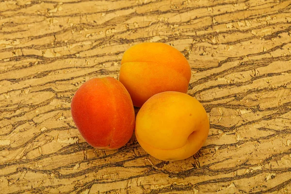 Taze Tatlı Birkaç Kayısı Meyvesi — Stok fotoğraf