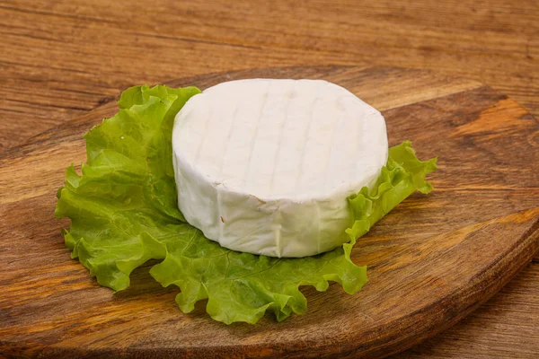 Delicous Παραδοσιακό Brie Στρογγυλό Μαλακό Τυρί — Φωτογραφία Αρχείου