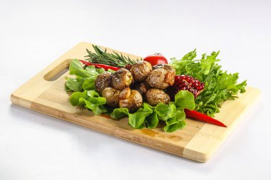 Patates barbeküsü soğan halkaları ve salata.