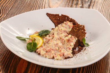 Biftek etli tart limon ve ekmek servis edildi.