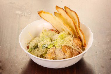 Kızarmış tavuk ve peynirli Sezar salatası.