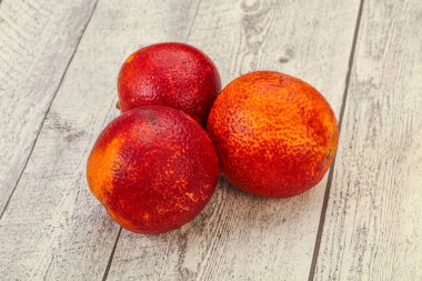 Kırmızı turuncu, doğal arkaplanda. 