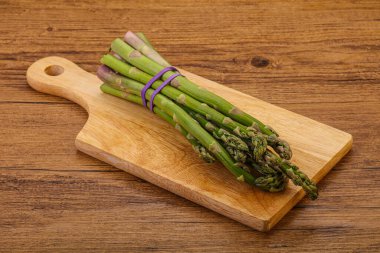 Vejetaryen mutfağı - Pişirmek için çiğ kuşkonmaz yığını