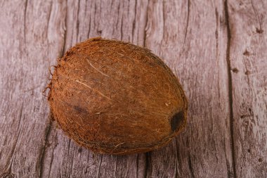 Arka planda tropik kahverengi hindistan cevizi izole edildi