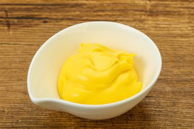 Tabaktaki doğal lezzetli peynir sosu