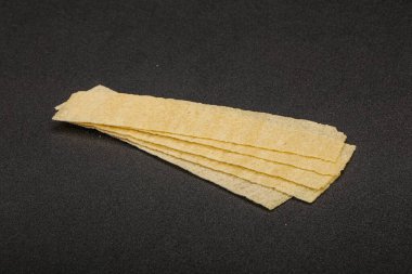 Doğal yağ ve tuzlu patates cipsi yığını. 