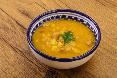 Füme et ve sebzeli bezelye çorbası.