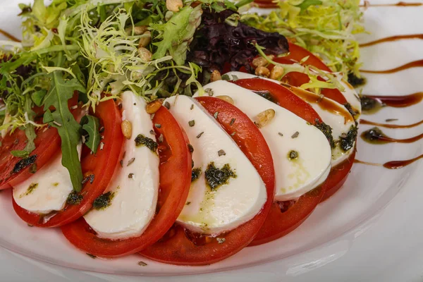 Insalata Caprese Tradizionale Italiana Con Mozarela Pomodoro — Foto Stock